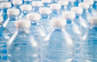 Sai riciclare le bottiglie di plastica?