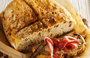 Pane al farro e frutta secca