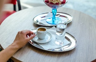 Il bicchiere d&rsquo;acqua e il caff&egrave; 