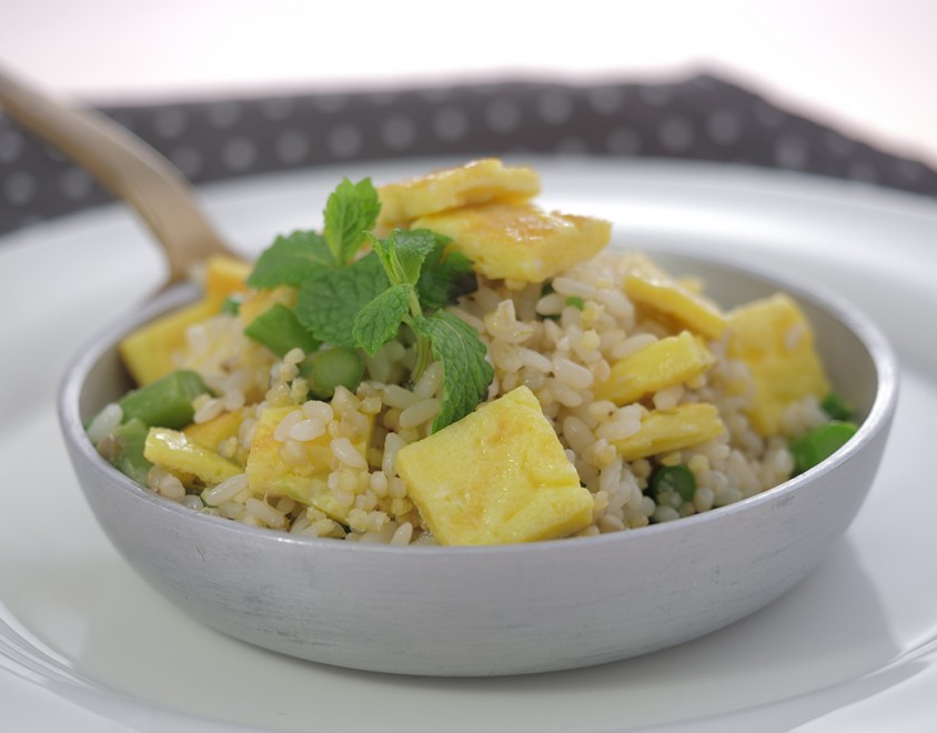 Cereali al salto con uova e asparagi