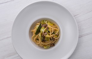 Spaghetti ai datterini verdi, salvia e tartufo