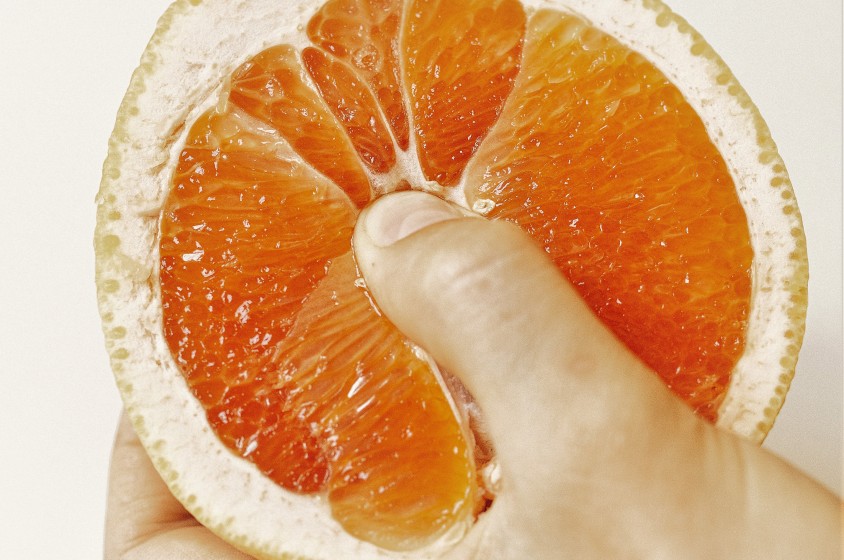 Con un'arancia in mano