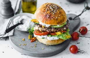 Hamburger d&rsquo;agnello con salsa tzatziki