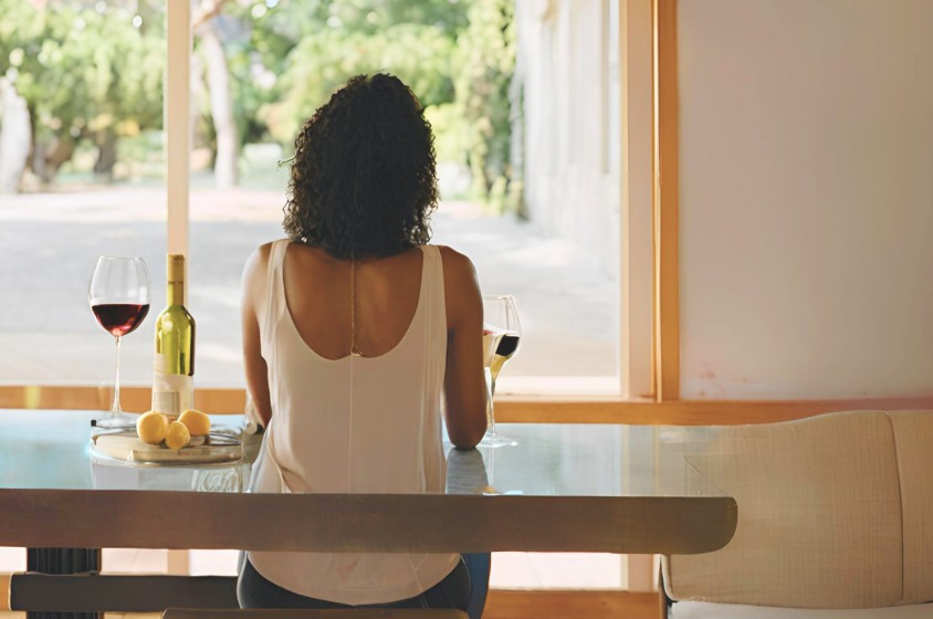 Accanto a un bicchiere di vino 