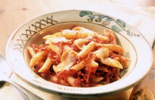 Pasta con cipolle rosse e caciocavallo