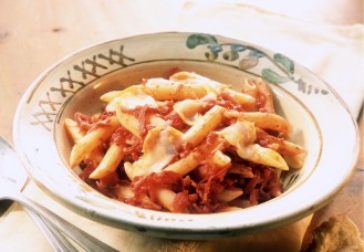 Pasta con cipolle rosse e caciocavallo