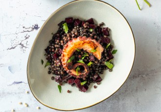 Fregola nera con polpo e barbabietola 