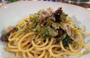 Spaghetti al rag&ugrave; di alici e indivia 
