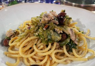 Spaghetti al rag&ugrave; di alici e indivia 