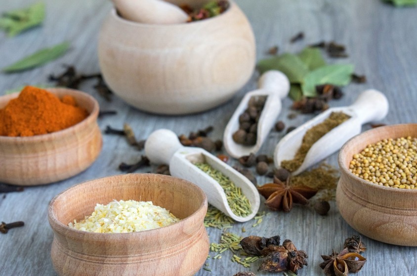 Spezie ed erbe essiccate