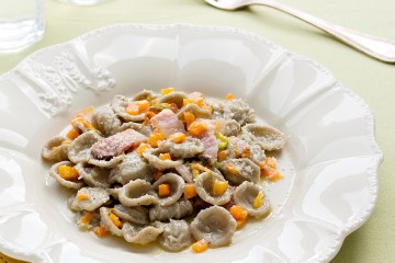 Orecchiette al guanciale croccante, carote e fiori di zucca